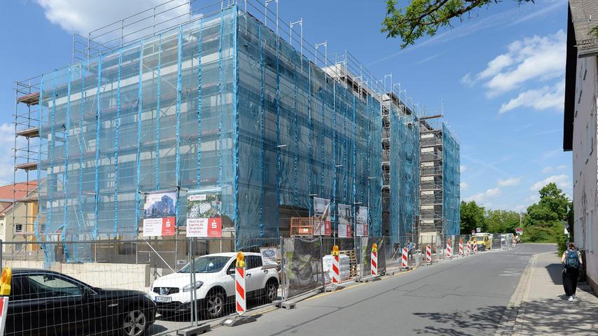 Die neuen Häuser hinter dem Schulungszentrum der Sparkasse in der Birkenfelderstraße.