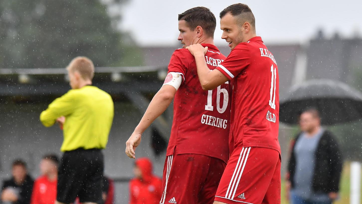Hätten vom 25. bis 29. Mai eigentlich schon was vor: Markus Giering (Nummer 16) und Christian Held wollen mit dem 1. FC Kalchreuth feiern.
 
