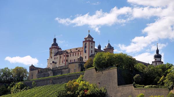 Leider etwas außerhalb des Verbundraumes des VGN - aber dennoch definitiv sehenswert: Würzburg ist das Herz der Weinregion Franken. Dort finden Wein-Liebhaber zahlreiche Weinstuben, Weinkeller und Weingüter. Die Fahrt dauert ab dem Nürnberger Hauptbahnhof circa eine Stunde und 15 Minuten.