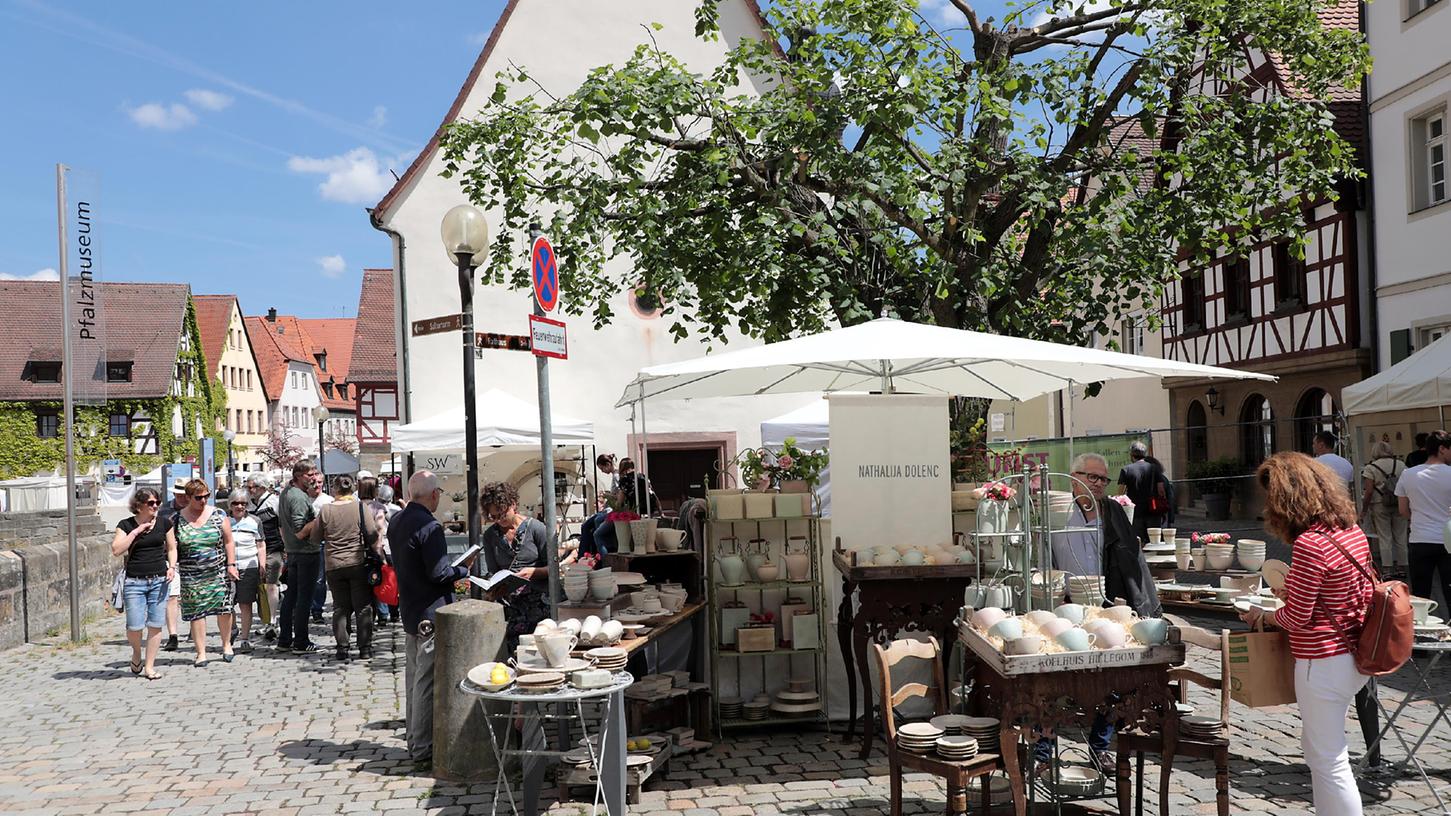 Das Bild zeigt den Kunsthandwerkermarkt von 2019, dem vorerst letzten, ehe die Pandemie zugeschlagen hat.