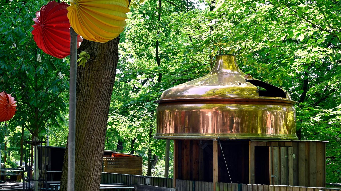 Wie geht es weiter mit der Sudpfanne, die als Dach einen Bierausschank am Entlas-Keller auf dem Bergkirchweih-Gelände ziert?
Wie geht es weiter mit der Sudpfanne, die als Dach einen Bierausschank am Entlas-Keller auf dem Bergkirchweih-Gelände ziert?