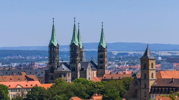 Nicht nur die wunderschöne Natur- und Flusslandschaft bietet zahlreiche Möglichkeiten für Freizeitunternehmungen aller Art. Auch mit denkmalgeschützten Gebäuden, mittelalterlichem Charme und barocker Prachtarchitektur lockt die Weltkulturerbestadt Bamberg. Sie ist in circa 45 Minuten ab dem Nürnberger Hauptbahnhof erreichbar.