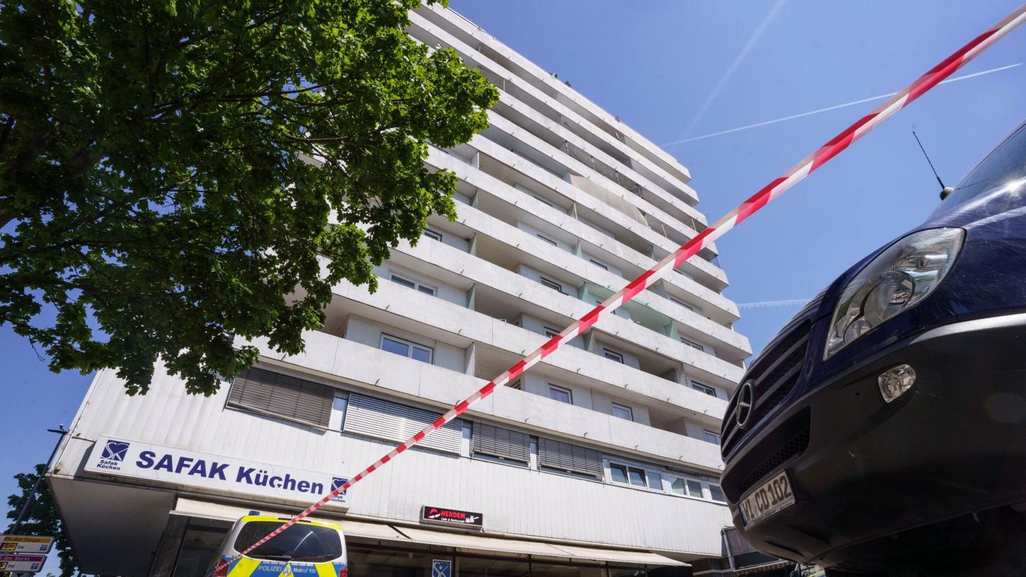 Vor dem Haus lag auf der Straße ein schwer verletzter Junge, der später im Krankenhaus starb.