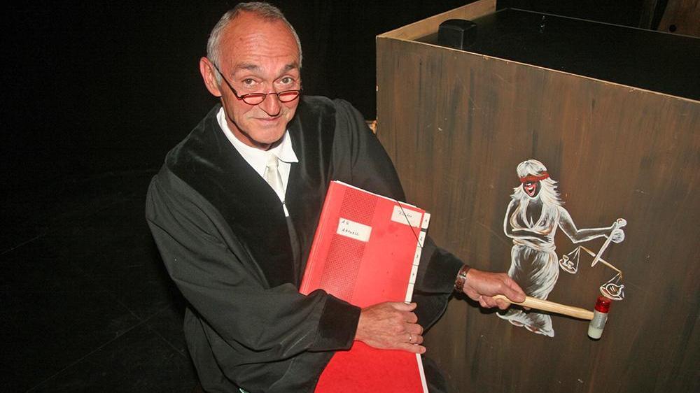 Thomas Hausner mit Justitia Fränkisches Amtsgericht Luna Bühne Weißenburg Foto: Luna Bühne Thomas Hausner mit Justitia Fränkisches Amtsgericht Luna Bühne Weißenburg Foto: Luna Bühne