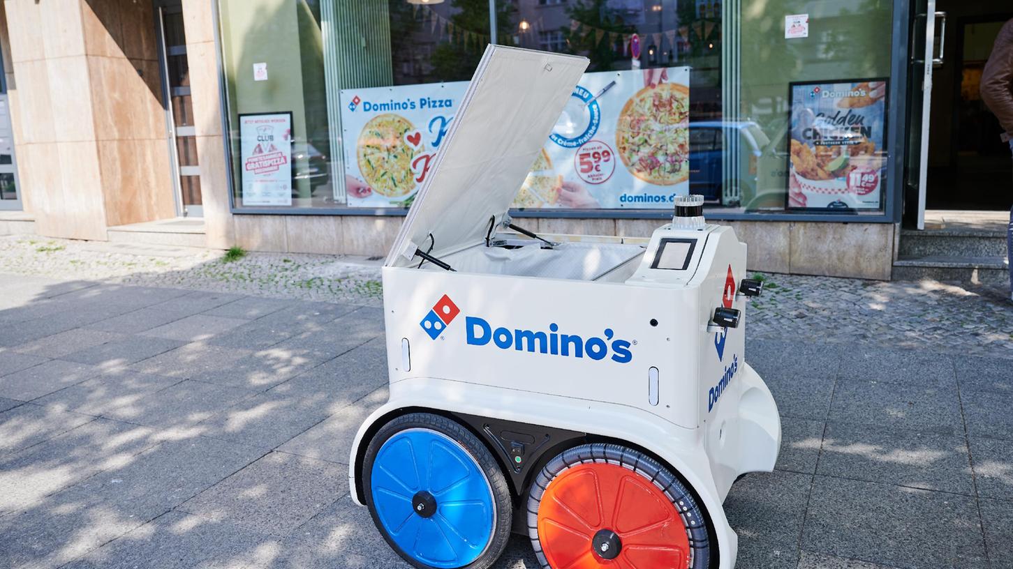 Der Roboter der Firma Domino's fährt während einer Präsentationsfahrt durch Berlin-Charlottenburg. 