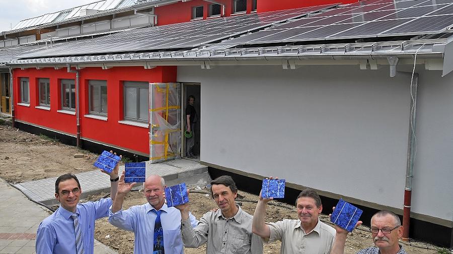 Solarer „Doppelpass“ auf dem Dach Solarer „Doppelpass“ auf dem Dach