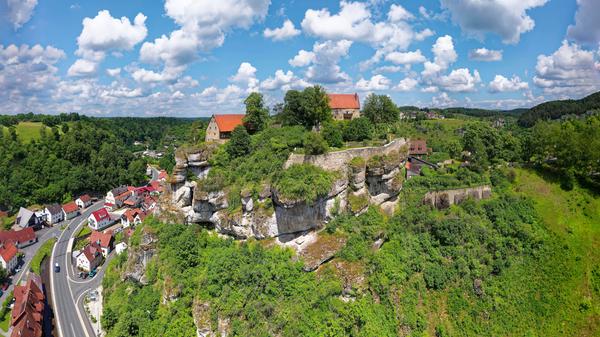 Inmitten der Fränkischen Schweiz liegt der Kletterwald Pottenstein – einer der größten Kletterwälder in Deutschland. Egal ob man es sportlich aktiv, etwas ruhiger, kulturell orientiert oder kulinarisch mag: In Pottenstein kann sich jeder erholen. Mit etwas mehr als einer Stunde Anfahrtszeit ist zu rechnen - die Bahn fährt stündlich.