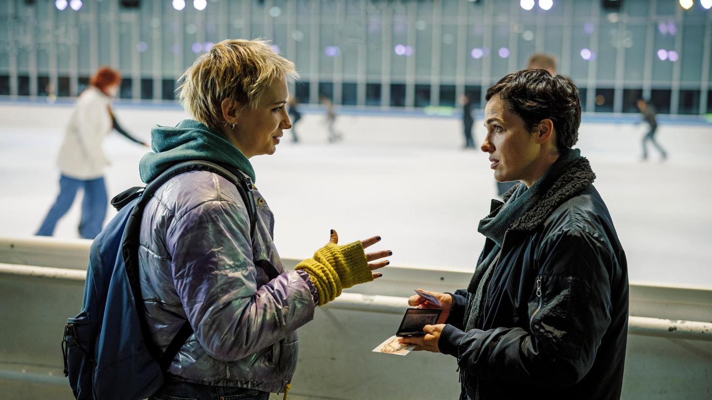 Bessie Eyckhoff (r, Verena Altenberger) befragt in der Eishalle Stefanie Reither (Zoë Valks).
Bessie Eyckhoff (r, Verena Altenberger) befragt in der Eishalle Stefanie Reither (Zoë Valks).