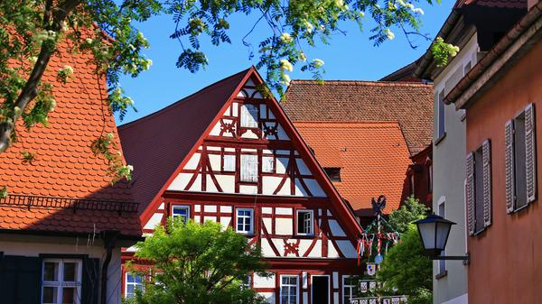 Bad Windsheim: Dort ist das einzige Heilbad in Mittelfranken zu finden und somit ist das der perfekte Ort für einen Wellness-Tag. Die Anfahrt dauert ab dem Nürnberger Hauptbahnhof höchstens eine Stunde und 20 Minuten - je nach Verbindung sogar weniger.