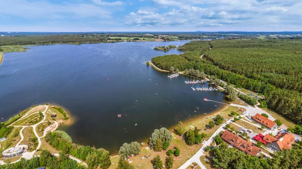 Sie haben Lust auf einen Ausflug an den See? Der Rothsee hat sich mit dem Altmühl- und Brombachsee zu einem der attraktivsten Feriengebiete Bayerns entwickelt. Es ist der ideale Ort für Segler und Surfer - doch auch am Ufer des Rothsees kann man die Seele baumeln lassen. Die Bahnhöfe Allersberg (Rothsee) und Eckersmühlen sind etwa drei bis vier Kilometer vom Ufer entfernt. Die Fahrt von Nürnberg nach Allersberg mit S-Bahn oder Regionalexpress dauert maximal 15 Minuten.