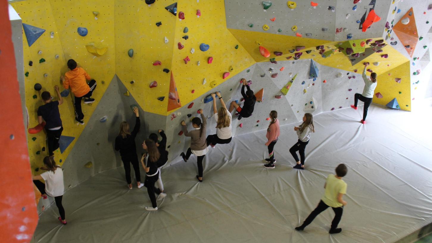 Beim Bouldern erprobten sich die Teilnehmer und Teilnehmerinnen an der Kletterwand, sie mussten aber auch als Team eine Aufgabe lösen.
Beim Bouldern erprobten sich die Teilnehmer und Teilnehmerinnen an der Kletterwand, sie mussten aber auch als Team eine Aufgabe lösen.