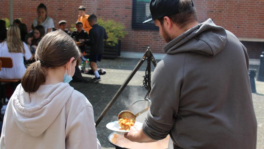 Mittags kochten die Schülerinnen und Schüler ein Gemüsegulasch über dem offenen Feuer und lernten dabei Zutaten und Gewürze kennen.
Mittags kochten die Schülerinnen und Schüler ein Gemüsegulasch über dem offenen Feuer und lernten dabei Zutaten und Gewürze kennen.