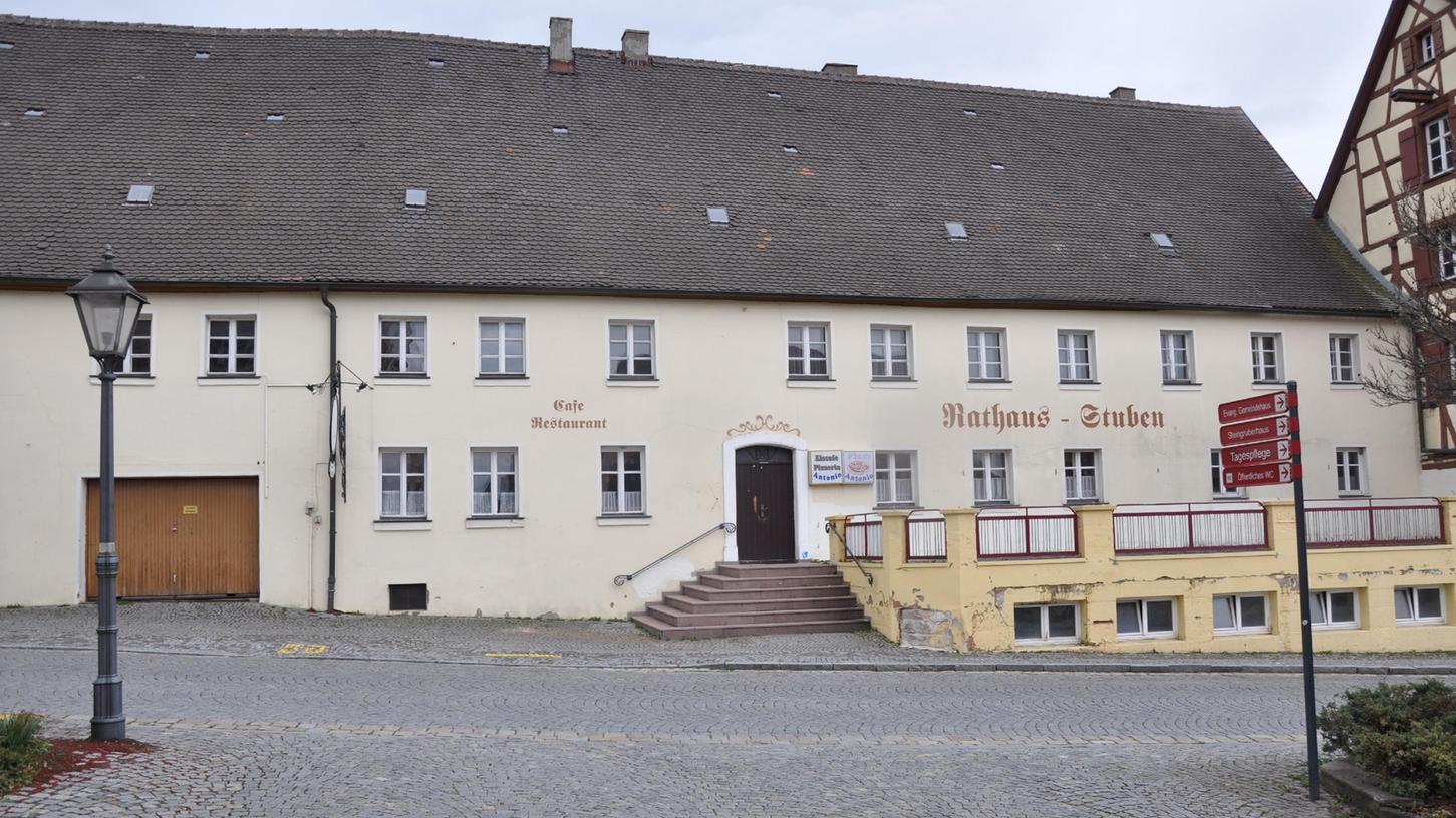 Das größte Projekt in den kommenden Jahren in Merkendorf ist die Sanierung und der Umbau der ehemalige Brauerei Hellein und des Merkendorfer Rathaus. Am Samstag, 14. Mai, kann die das Gebäude besichtigt werden.
Das größte Projekt in den kommenden Jahren in Merkendorf ist die Sanierung und der Umbau der ehemalige Brauerei Hellein und des Merkendorfer Rathaus. Am Samstag, 14. Mai, kann die das Gebäude besichtigt werden.