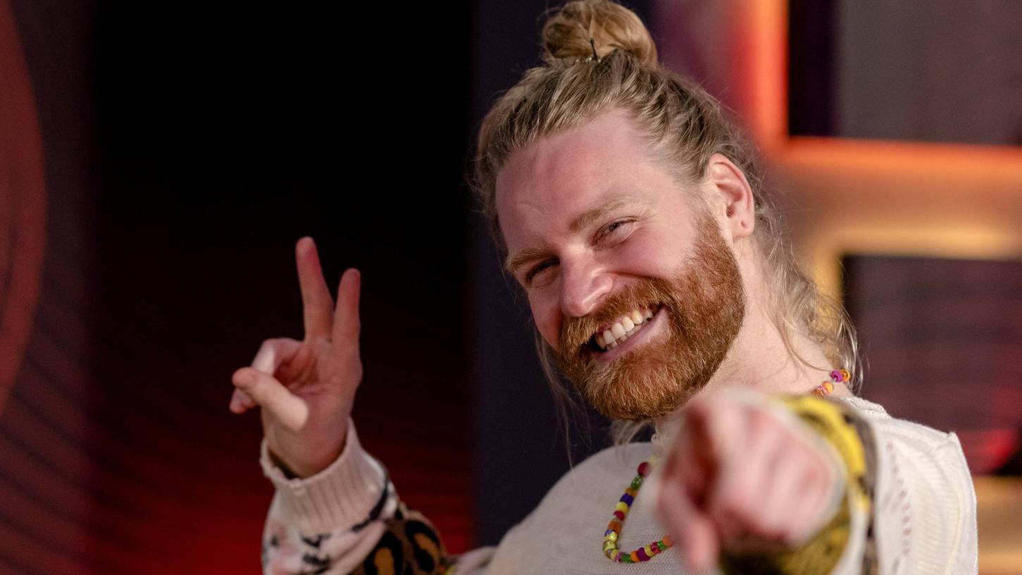 Wurde auf TikTok entdeckt, nun vertritt er das Vereinigte Königreich beim Eurovision Song Contest 2022 in Turin: Liedermacher Sam Ryder.
Wurde auf TikTok entdeckt, nun vertritt er das Vereinigte Königreich beim Eurovision Song Contest 2022 in Turin: Liedermacher Sam Ryder.