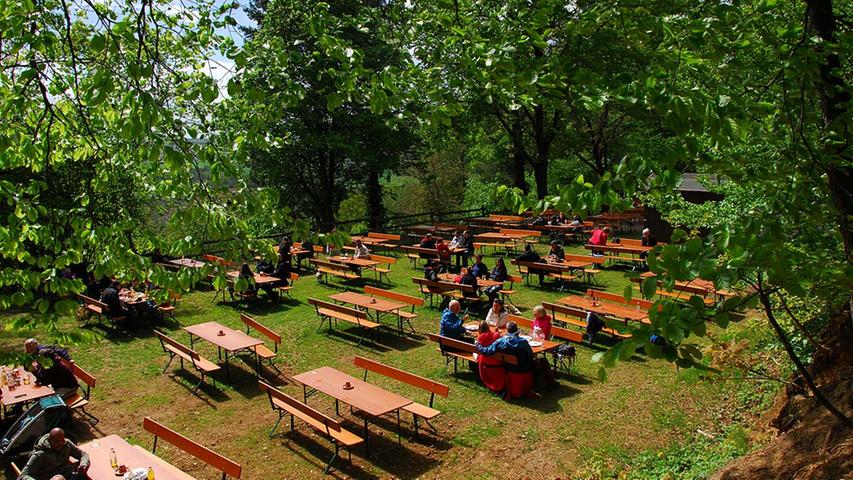 Hier lohnt sich der Besuch besonders - denn vom Pretzfelder Keller aus haben Bier-Fans am Sommer-Sonntag eine tolle Aussicht über die Region. Zu Trinken gibt es selbstgebrautes Bier, wie das dunkle und unfiltrierte "Michala". Neben den auf fränkischen Bierkellern üblichen Brotzeit-Angeboten, bieten die Wirte verschiedene vegetarische und vegane Speisen an. Immer freitags gibt es Fisch vom Grill, Samstag und Sonntag wechselnde Spezialitäten wie Haxn vom Grill, Sau am Spieß, Ente vom Grill.