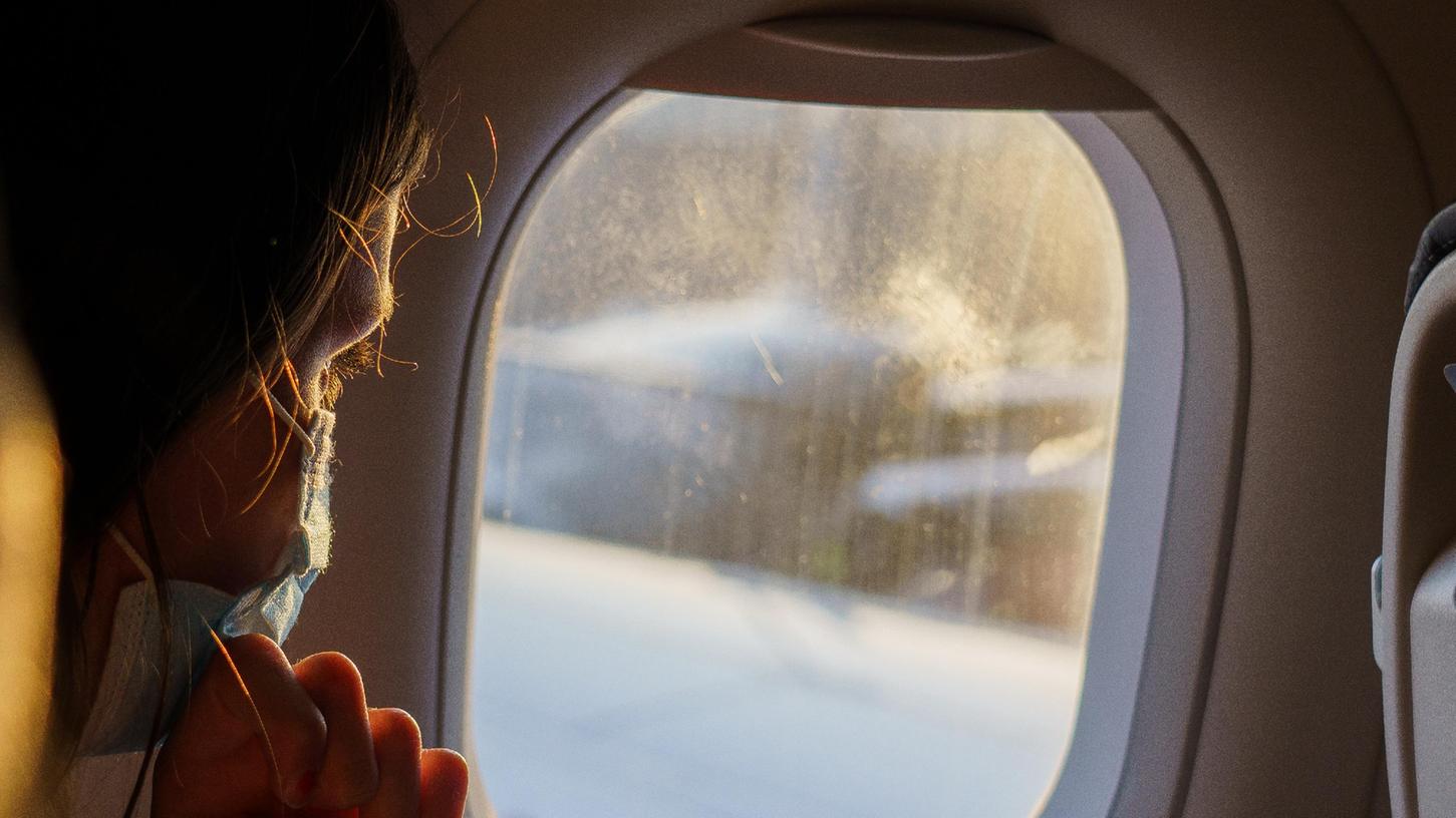 Eine EU-Leitlinie lockert zwar die Regeln zum Tragen von Masken im Flugzeug - für Flüge von Deutschland aus oder nach Deutschland ändert sich aber erstmal nichts. Eine EU-Leitlinie lockert zwar die Regeln zum Tragen von Masken im Flugzeug - für Flüge von Deutschland aus oder nach Deutschland ändert sich aber erstmal nichts.