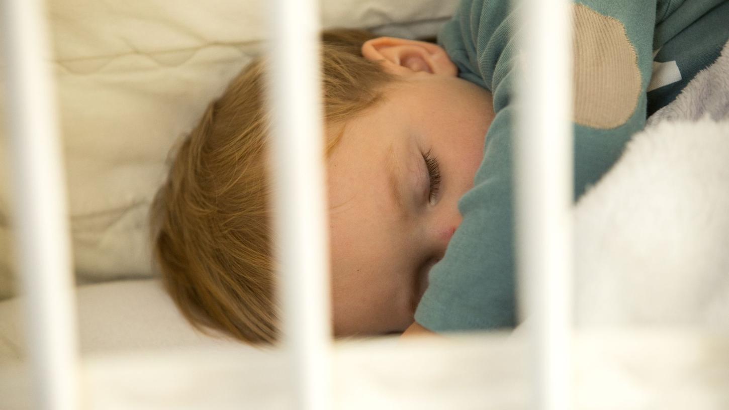 Erholsamer Schlaf - der ist für Kinder mit Neurodermitis und ihre Eltern oft nicht möglich.