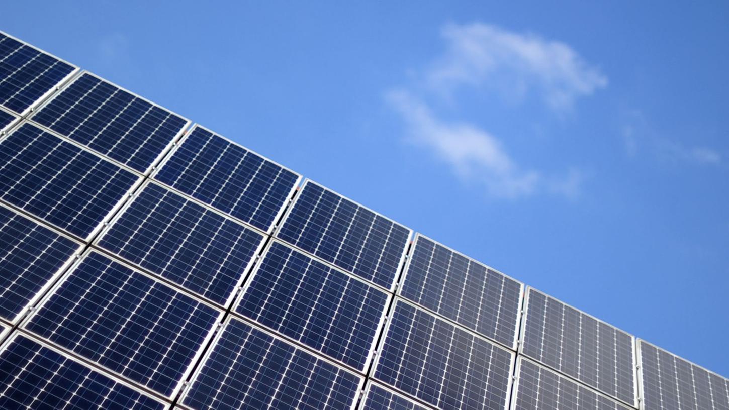 Photovoltaik-Anlage in Planung? Künftig könnte sich die volle Einspeisung des produzierten Stroms ins öffentliche Netz wieder etwas mehr lohnen. Photovoltaik-Anlage in Planung? Künftig könnte sich die volle Einspeisung des produzierten Stroms ins öffentliche Netz wieder etwas mehr lohnen.