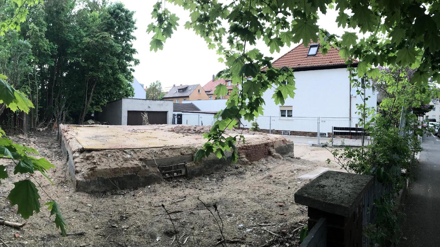 Von dem denkmalgeschützten Haus in der Drillerstraße ist nicht mehr viel übrig geblieben. Der Abriss beschäftigt nun die Staatsanwaltschaft, die Grünen im Stadtrat drängen auf Wiedergutmachung.
Von dem denkmalgeschützten Haus in der Drillerstraße ist nicht mehr viel übrig geblieben. Der Abriss beschäftigt nun die Staatsanwaltschaft, die Grünen im Stadtrat drängen auf Wiedergutmachung.