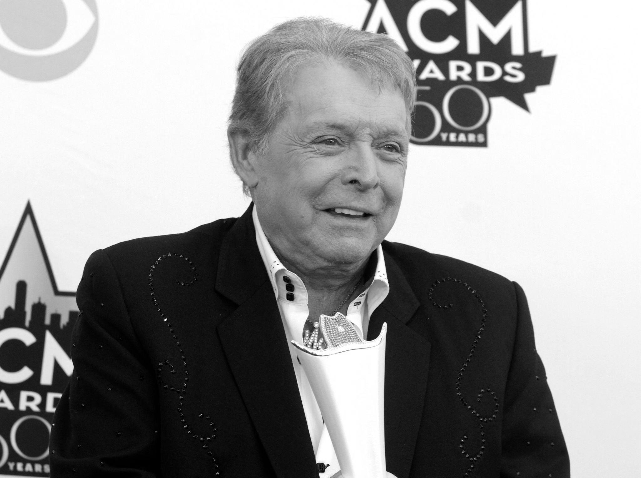 Der US-Country-Sänger und Grammy-Gewinner Mickey Gilley ist im Alter von 86 Jahren gestorben. Sein Leben diente als Inspiration für den Film "Urban Cowboy" - insgesamt hatte er 17 Nummer-Eins-Hits.