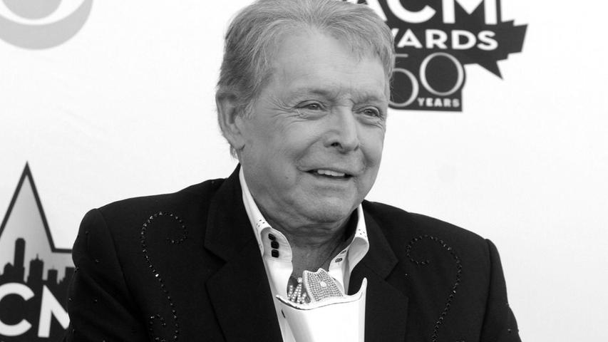Der US-Country-Sänger und Grammy-Gewinner Mickey Gilley ist im Alter von 86 Jahren gestorben. Sein Leben diente als Inspiration für den Film "Urban Cowboy" - insgesamt hatte er 17 Nummer-Eins-Hits.
