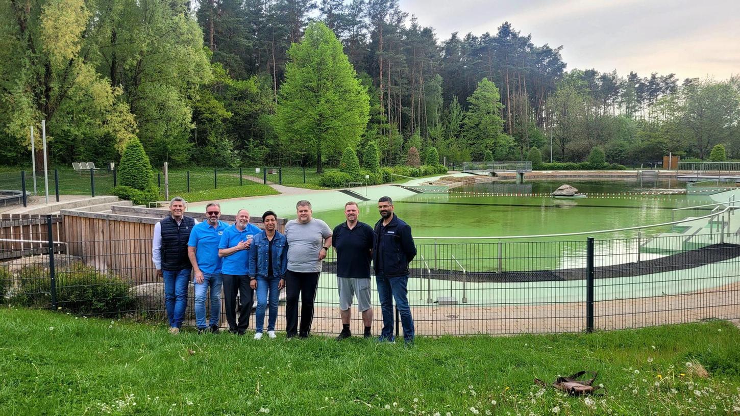 Es kann losgehen: Nach der letzten Besprechung mit Bürgermeister, Wasserwacht,  Förderverein und den Kioskbetreibern steht im Naturbad von Postbauer-Heng der Saisoneröffnung nichts mehr im Wege.