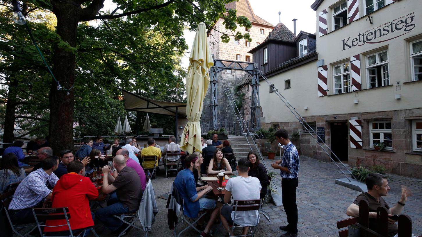 Ein Bild aus besseren Tagen. Eigentlich könnte der "Kettensteg" an der gleichnamigen Brücke eine Top-Adresse sein. Eigentlich.