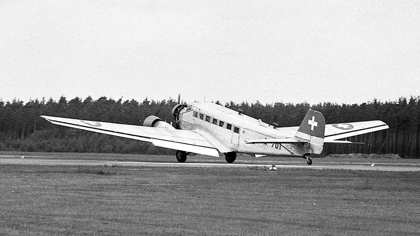 Anlass des ehrwürdigen Besuchs des beliebten Flugzeugs war die 1932 eröffnete Luftpostlinie zwischen Nürnberg und Genf, bei der jedoch eine Junkers F 13 im Einsatz war.  1972 flog diese Tante Ju noch mit der militärischen Kennung A-701, heute trägt sie das Kennzeichen HB-HOS. 