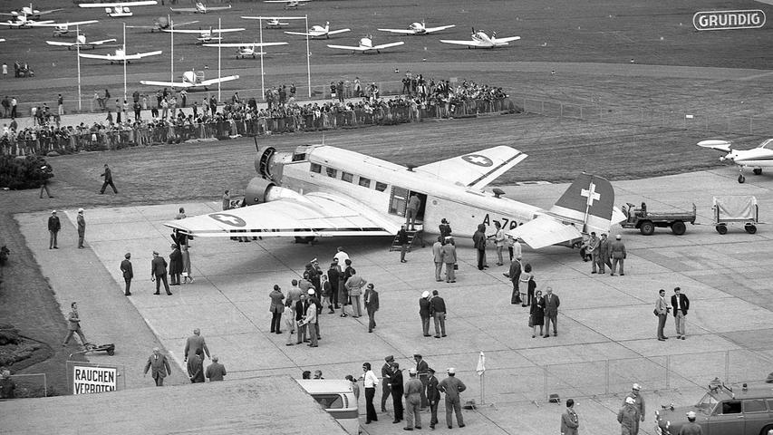 Ein schöner Blick vom Flughafengebäude auf Tante Ju und ihre Fans. Dieses Flugzeug war Teil der Fernsehserie „Zwei himmlische Töchter“, die 1978 ausgestrahlt wurde. 