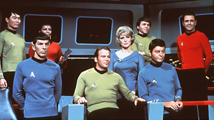 Wir haben es ja bereits im Vorspann dieser Bildergalerie verraten: James T. Kirk, Captain der Enterprise aus der SciFi-Serie "Star Trek", hat diesen Satz niemals so zu seinem Chefingenieur Montgomery "Scotty" Scott, gesagt, wenn er von einem fremden Planeten die Nase voll hatte und zurück auf sein Schiff gebeamt werden wollte. Kirk war zwar ein paar Mal relativ nah dran ("Scotty, beam us up", "beam me up" oder "Mr. Scott, beam us up"), mehr aber auch nicht. Meist gab Kirk Scotty auf andere Weise den Befehl zum Beamen - beispielsweise durch ein knappes "Mr. Scott, energize!"