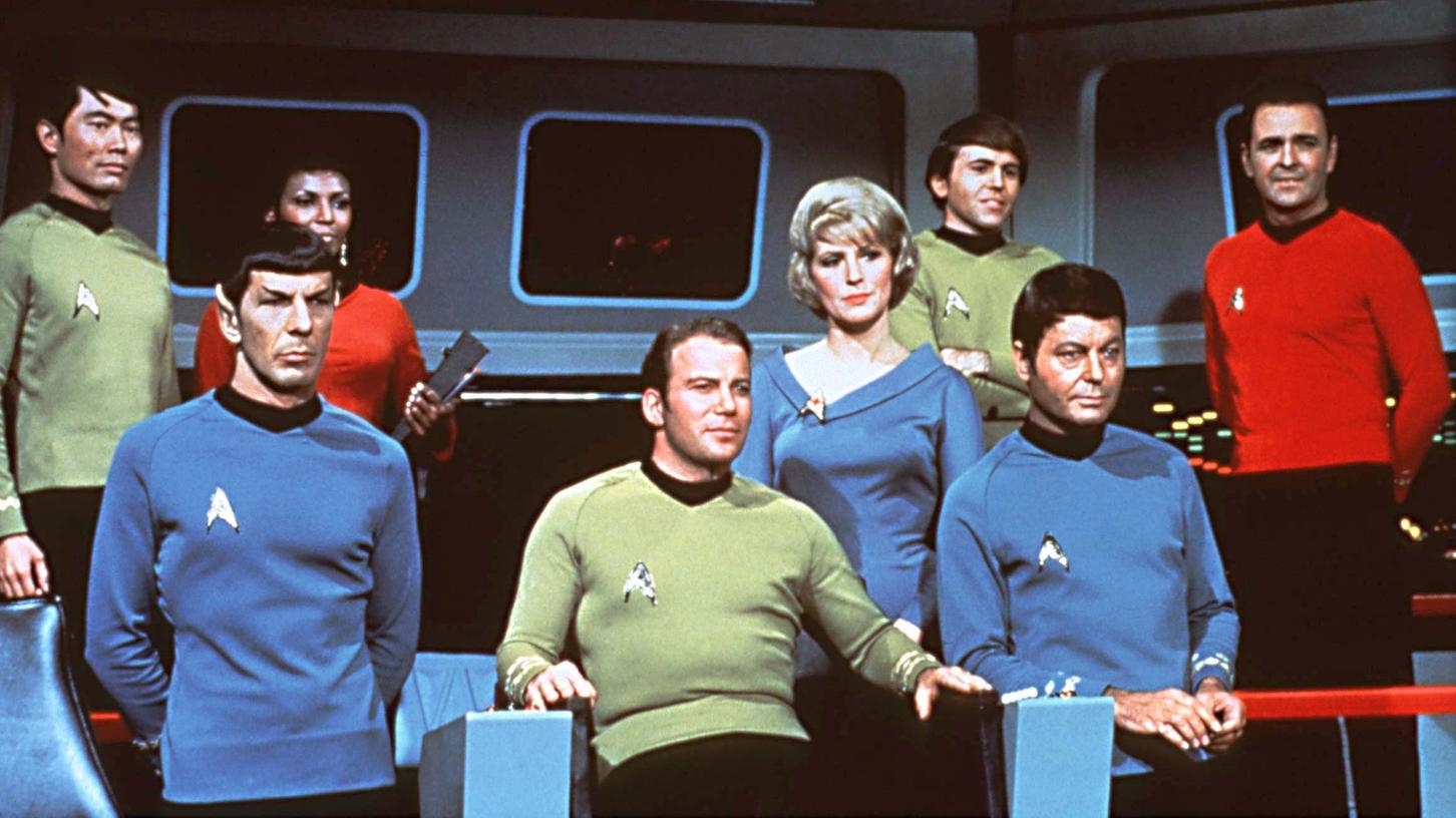 Die erste Crew der USS Enterprise auf der Brücke des Raumschiffs.
