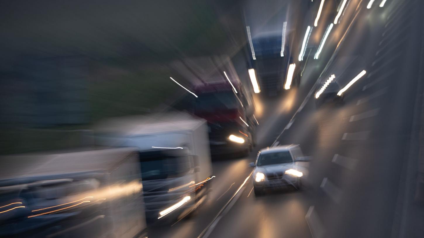 Schnell vorbei: Wer viel rasanter als erlaubt fährt, könnte bald gar nicht mehr fahren dürfen - denn neben Bußgeldern drohen Rasern auch Fahrverbote. Schnell vorbei: Wer viel rasanter als erlaubt fährt, könnte bald gar nicht mehr fahren dürfen - denn neben Bußgeldern drohen Rasern auch Fahrverbote.