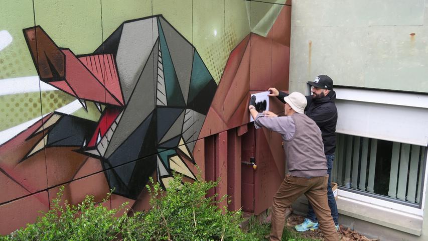 Am Bauhof ist ein kleiner Naschgarten entstanden, der vom Lorenzer Laden gepflegt wird. Graffiti-Künstler Carlos Lorente hat eine unansehnliche Wand verschönert und sprüht gerade das "LOLA"-Logo auf. 