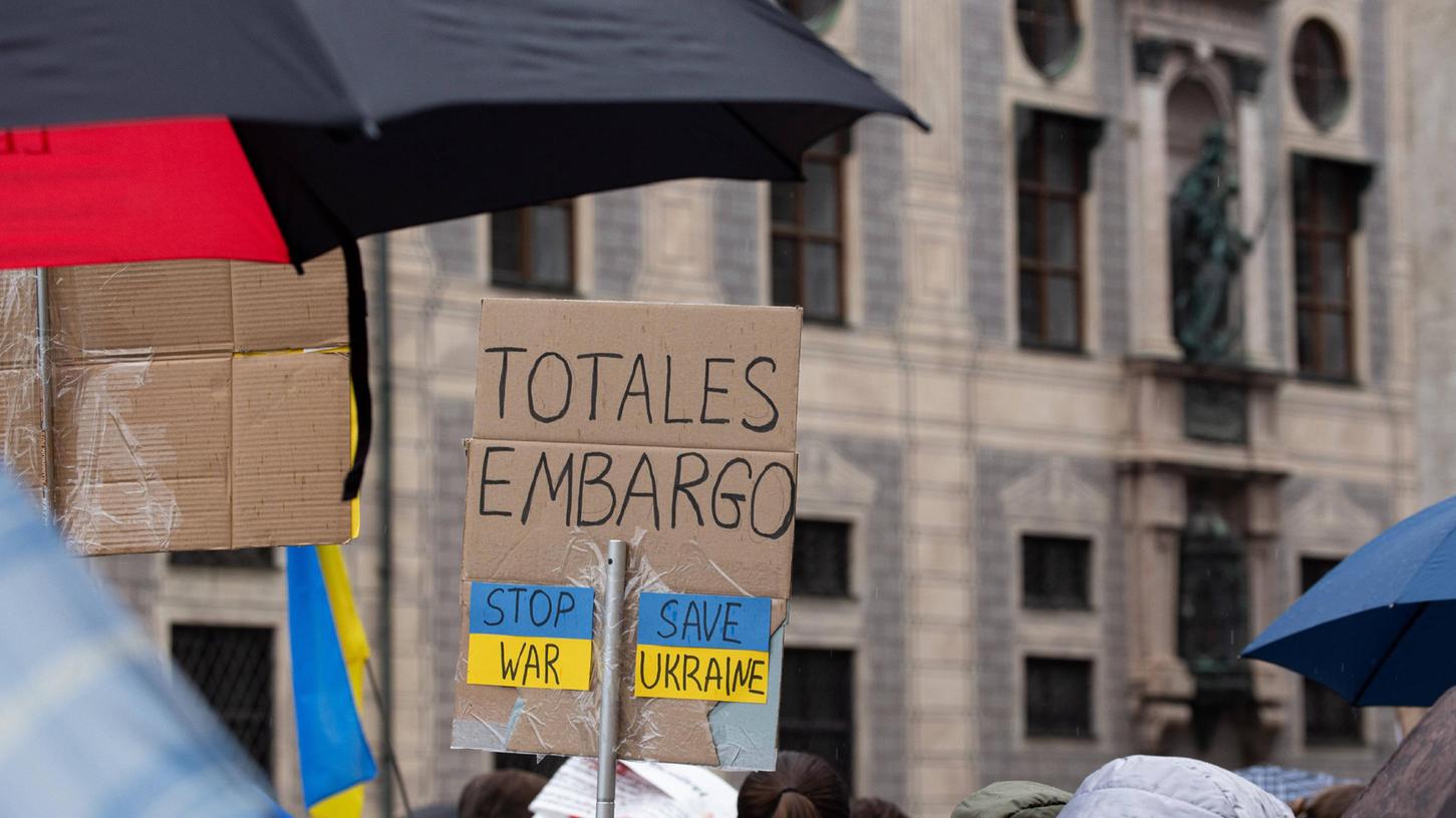 In München demonstrierten Menschen für ein Gasembargo. Wirtschaftsminister Habeck nannte nun Voraussetzungen, wie ein Gasboykott im Winter zu verkraften wäre.