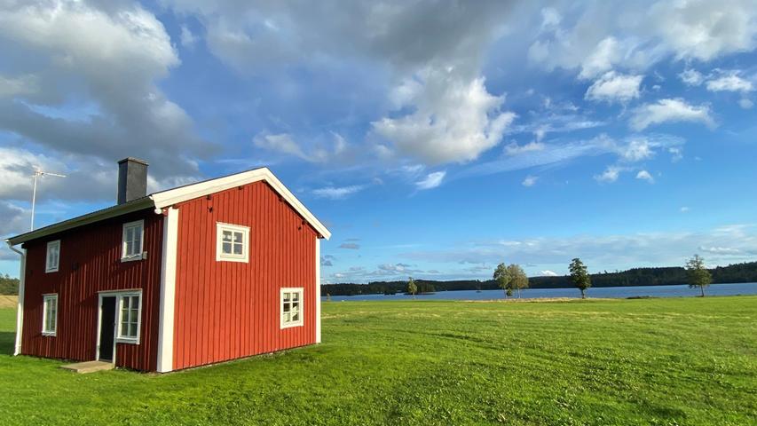 Ein Haus am See - in Südchweden ein alltäglicher Anblick. Dazu gibt es Wiesen in sattem Grün.