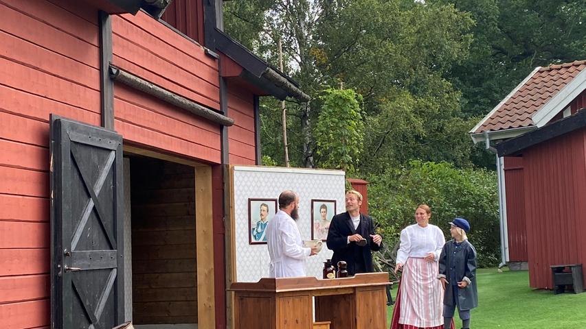 Auch Michel von Lönneberga kommt in Astrid Lindgrens Welt zu Ehren: Hier besucht Michel mit seinen Eltern den Arzt, nachdem er zuvor mit seinem Kopf in der Suppenschüssel stecken geblieben war.
