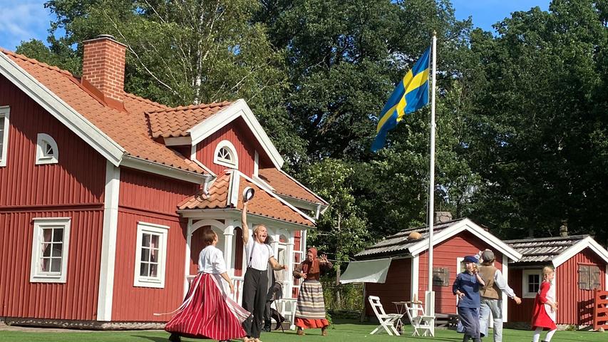 Am Ende einer Aufführung wird dann vor Michels Haus auch getanzt und gesungen, vor allem die schwedischen Gäste sind dann mit bei der Sache, denn Astrid Lindgren zählt in Skandinavien zum Allgemeingut.
