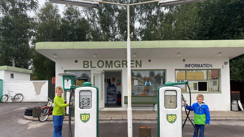 Auch die berühmte Blomgren-Tankstelle ist liebevoll nachgebaut in Vimmerby - und ein beliebtest Fotomotiv für Astrid-Lindgren-Fans.
