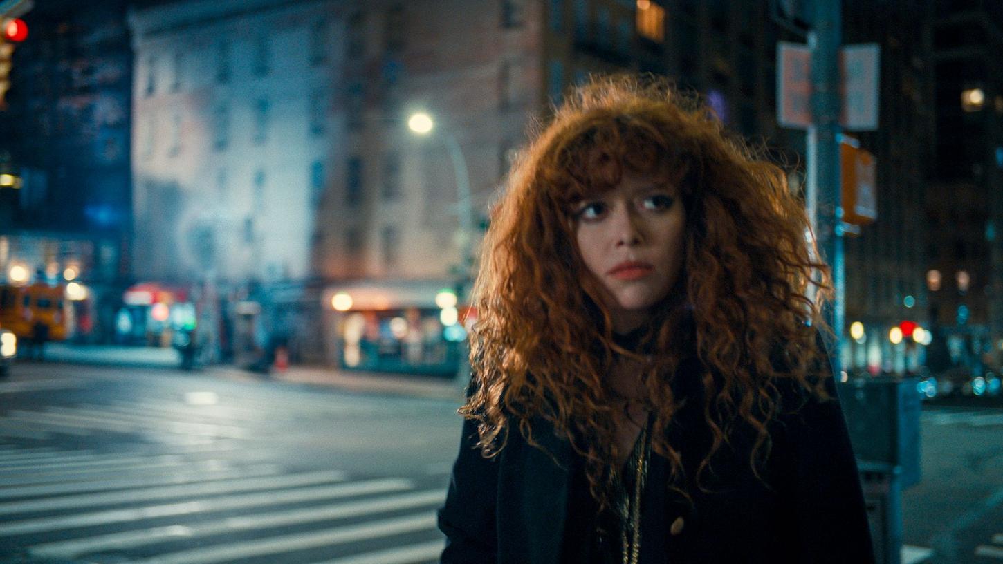 Natasha Lyonne als Nadia Vulvokov in der Netflix-Serie "Matrjoschka". Natasha Lyonne als Nadia Vulvokov in der Netflix-Serie "Matrjoschka".