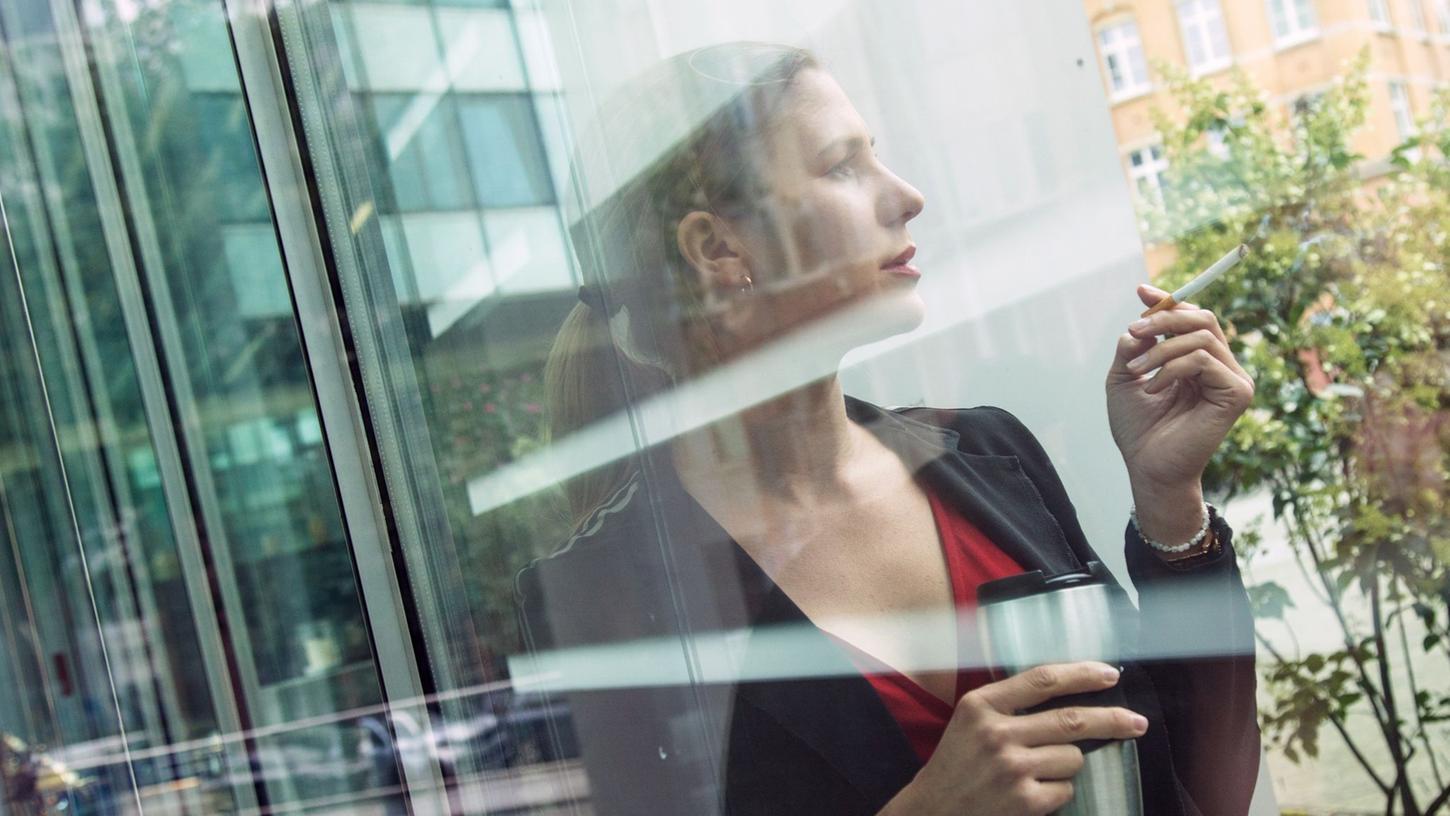Raucherpausen sind üblicherweise keine Arbeitszeit. Legt ein Arbeitgeber das so fest, hat der Betriebsrat kein Mitbestimmungsrecht. Raucherpausen sind üblicherweise keine Arbeitszeit. Legt ein Arbeitgeber das so fest, hat der Betriebsrat kein Mitbestimmungsrecht.