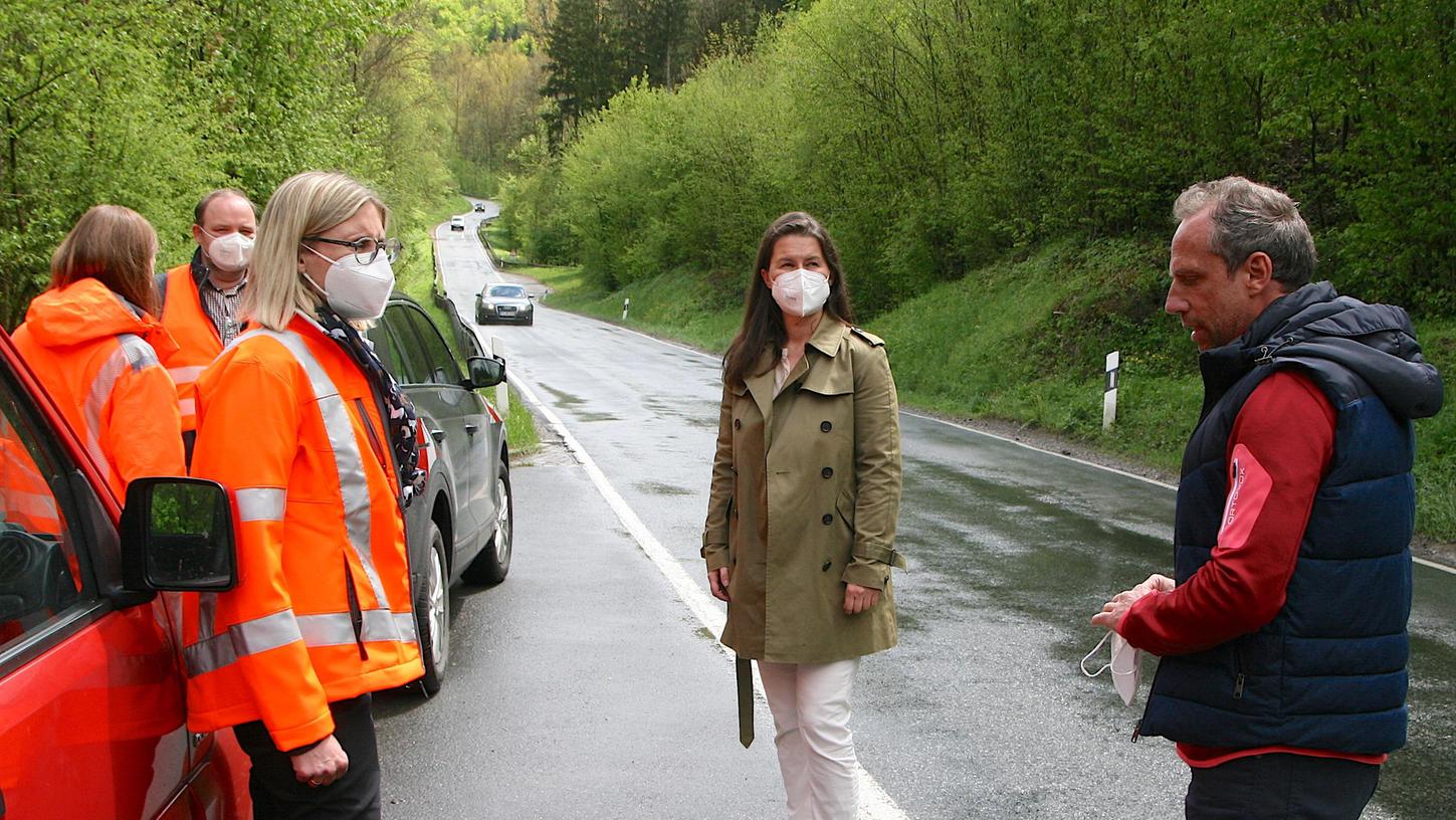 Vor fast genau einem Jahr fand ein Ortstermin zum Ausbau der Ramstertalstraße mit Bürgermeisterin Meyer und Umweltminister Thorsten Glauber statt. Vor fast genau einem Jahr fand ein Ortstermin zum Ausbau der Ramstertalstraße mit Bürgermeisterin Meyer und Umweltminister Thorsten Glauber statt.