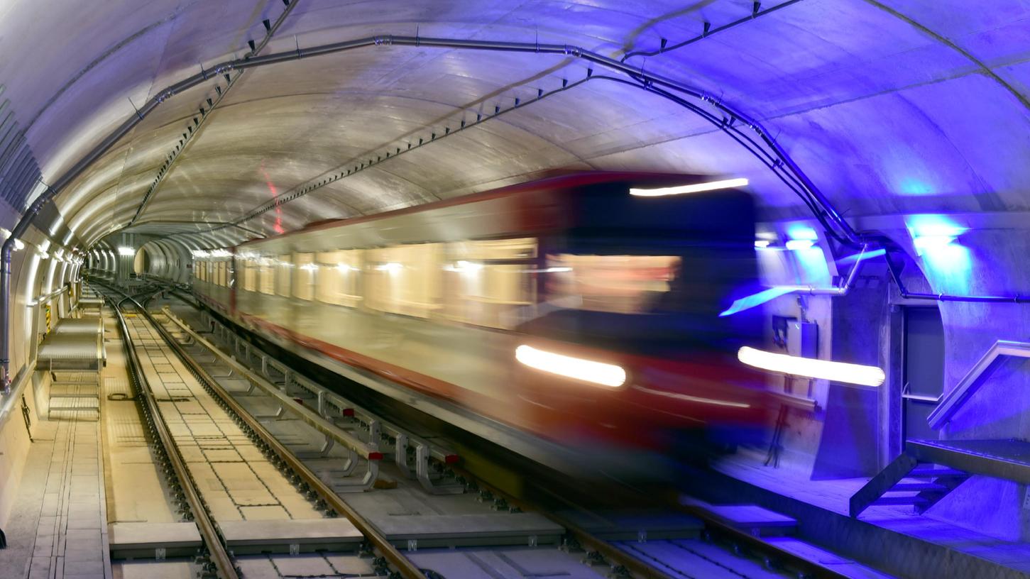 Derzeit wird das U-Bahn-Netz weiter ausgebaut. Ab 2026 soll die U3 die U-Bahnhöfe Kleinreuth bei Schweinau und Gebersdorf anfahren. Doch auch bei der Nürnberger Straßenbahn tut sich einiges.
Derzeit wird das U-Bahn-Netz weiter ausgebaut. Ab 2026 soll die U3 die U-Bahnhöfe Kleinreuth bei Schweinau und Gebersdorf anfahren. Doch auch bei der Nürnberger Straßenbahn tut sich einiges.