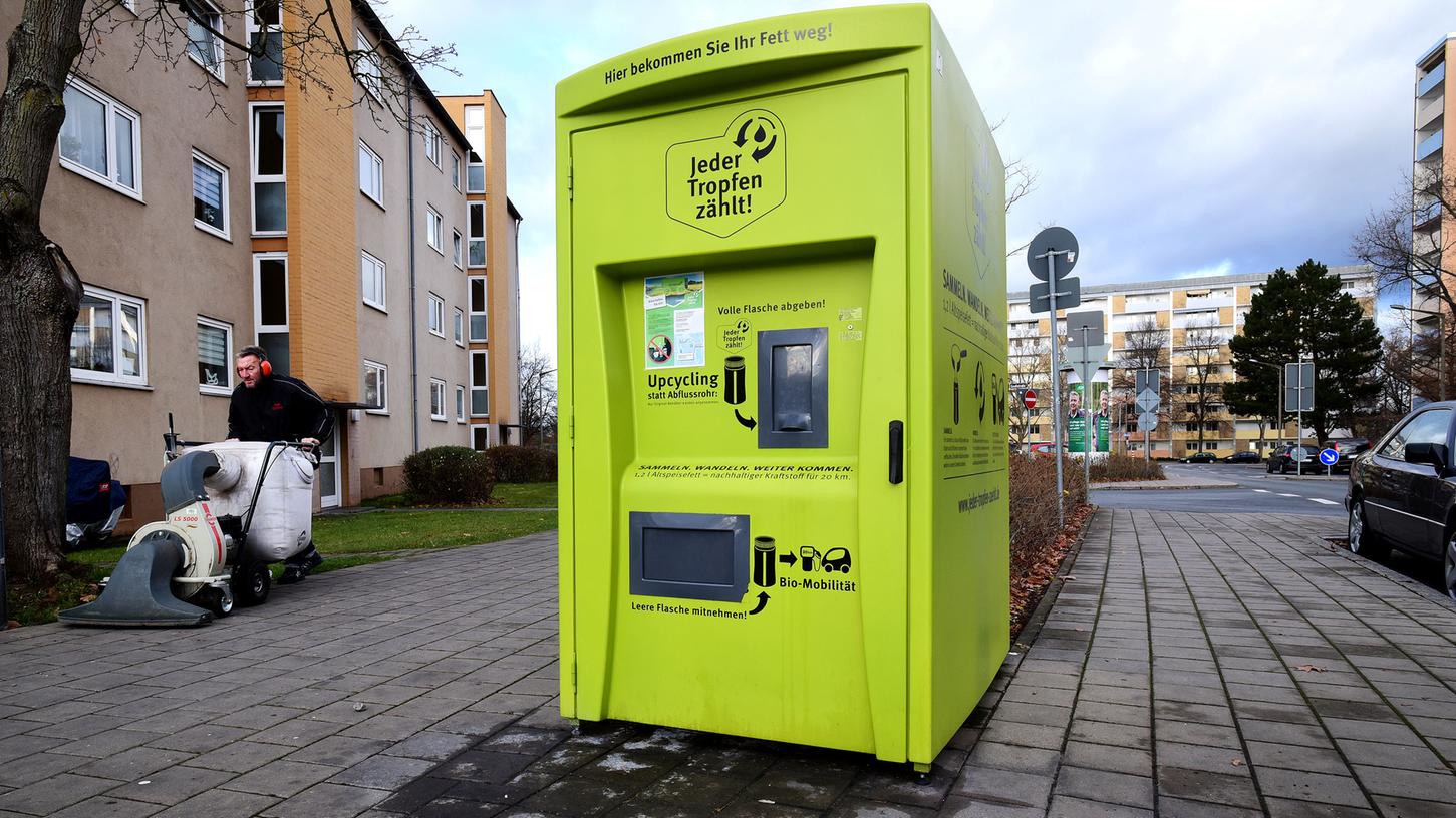 In der Fürther Soldnerstraße steht bereits seit 2019 ein Altfett-Sammelautomat für die Bürger. Anfang 2023 soll nun auch ein Pilotprojekt im Nürnberger Land starten. In der Fürther Soldnerstraße steht bereits seit 2019 ein Altfett-Sammelautomat für die Bürger. Anfang 2023 soll nun auch ein Pilotprojekt im Nürnberger Land starten.