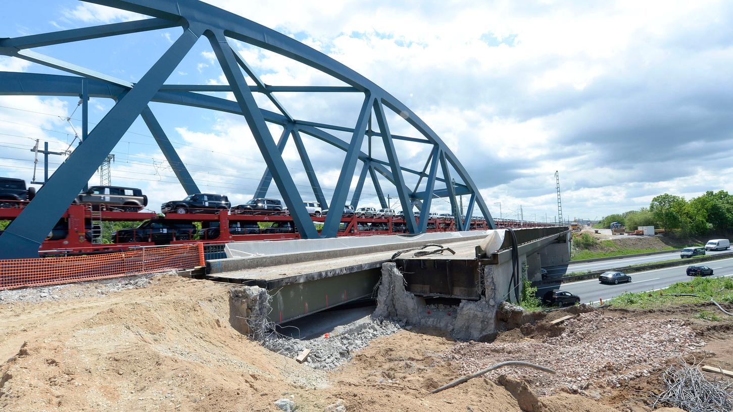 Die westliche Eisenbahnbrücke über die A73 zwischen Forchheim und Eggolsheim wird abgerissen. Über die neue östliche Brücke rollen die Züge seit einigen Wochen schon.
