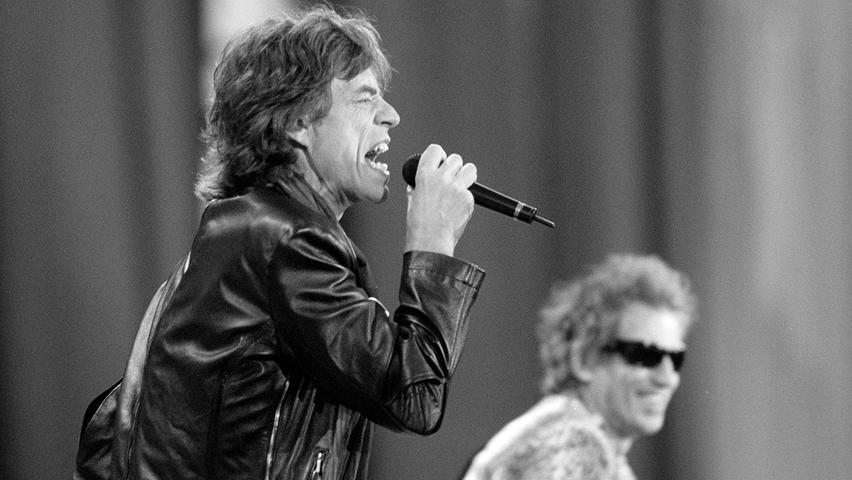Interessant: Der einzige Auftritt der Rolling Stones in Nürnberg liegt nun 25 Jahre zurück. Trotzdem war schon damals das Alter der Musiker - die Stones befanden sich in ihrem 37sten Bandjahr - für die Presse ein beherrschendes Thema - und ist es bis heute. Ein Vierteljahrhundert später ist die Kapelle nämlich immer noch aktiv ...