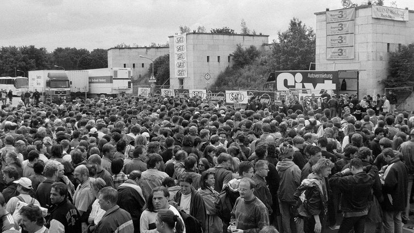 Fans aus Nah und Fern waren zum Nürnberger Zeppelinfeld gepilgert, um die Rocklegende live zu erleben. 90.000 drängten sich bei naßkaltem Wetter auf dem Gelände.