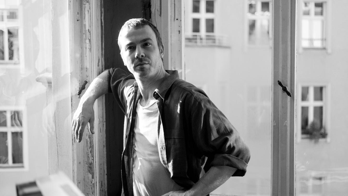 Albrecht Schuch als Thomas Brasch in einer Szene des Films "Lieber Thomas". Der Film geht mit gleich zwölf Nominierungen ins Rennen um den Deutschen Filmpreis. Albrecht Schuch als Thomas Brasch in einer Szene des Films "Lieber Thomas". Der Film geht mit gleich zwölf Nominierungen ins Rennen um den Deutschen Filmpreis.