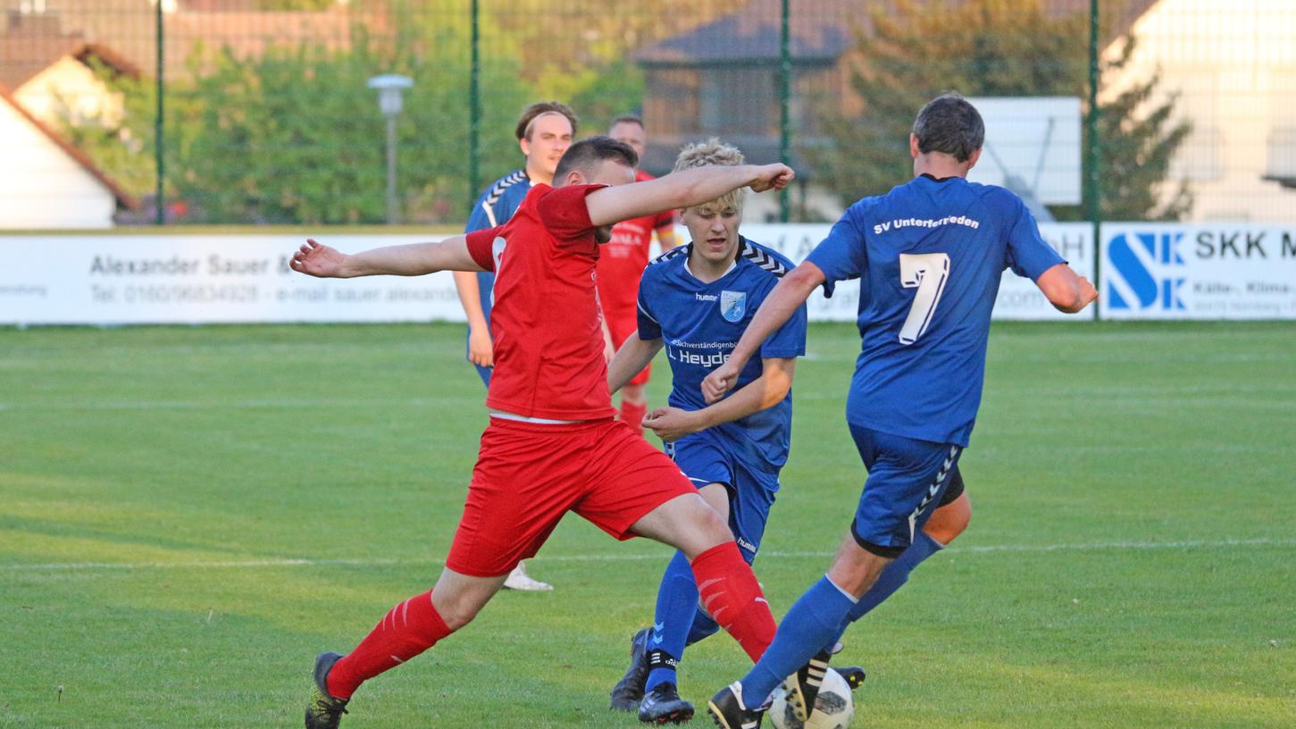In dieser Szene wird der Altdorfer Tobias Auer (rot) von den Unterferriedenern Phillip Böck (Mitte) und Florian Koch gebremst. Am Ende setzen sich die Gäste dennoch mit 3:1 durch. In dieser Szene wird der Altdorfer Tobias Auer (rot) von den Unterferriedenern Phillip Böck (Mitte) und Florian Koch gebremst. Am Ende setzen sich die Gäste dennoch mit 3:1 durch.