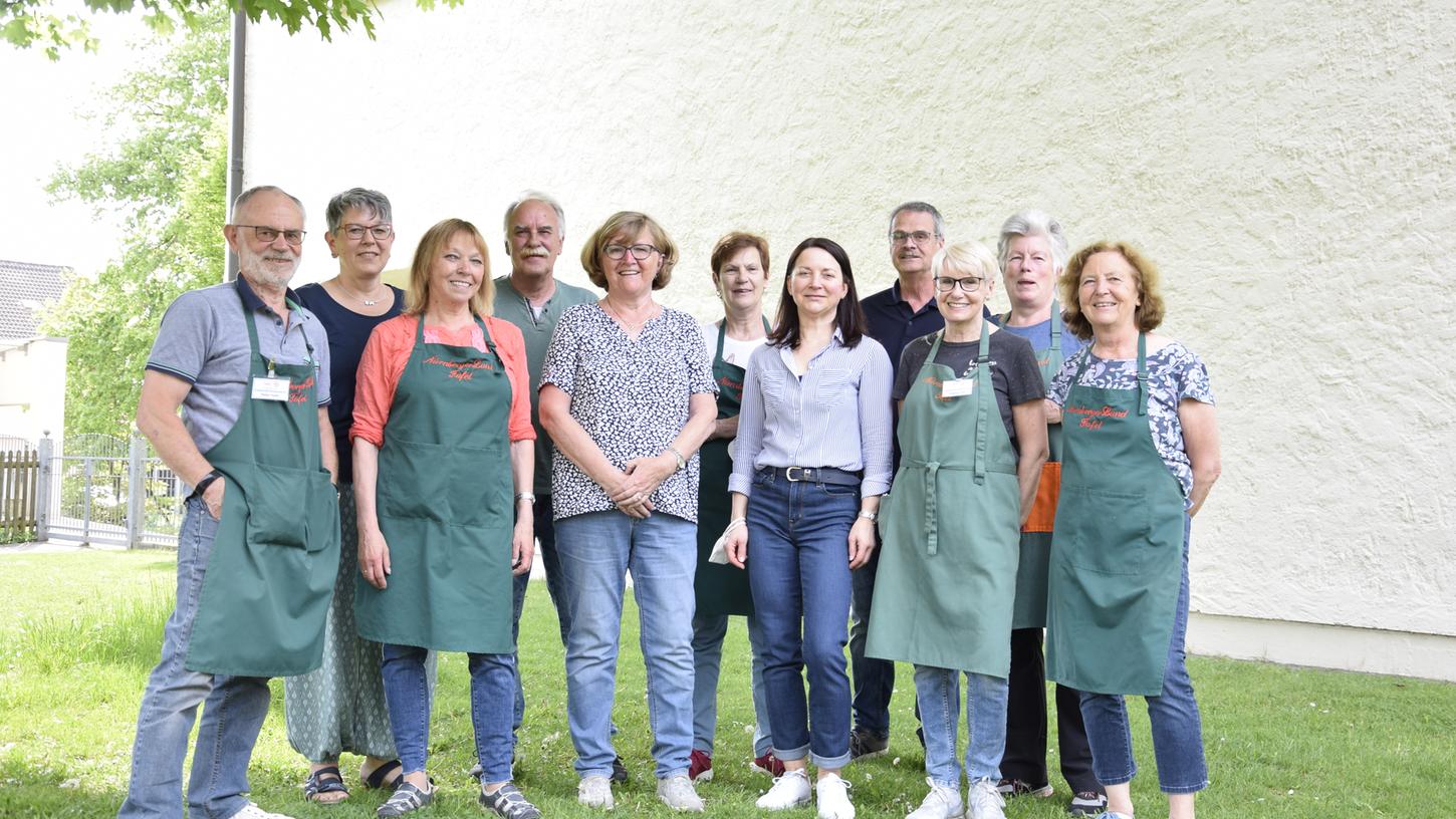 Teamleiterin Petra Weininger (3. von links, vorne), Wolfram und Stephanie Bauer (hinten rechts) und das eingespielte Team versorgen Bedürftige aus dem gesamten Gemeindegebiet Schwarzenbruck. Teamleiterin Petra Weininger (3. von links, vorne), Wolfram und Stephanie Bauer (hinten rechts) und das eingespielte Team versorgen Bedürftige aus dem gesamten Gemeindegebiet Schwarzenbruck.