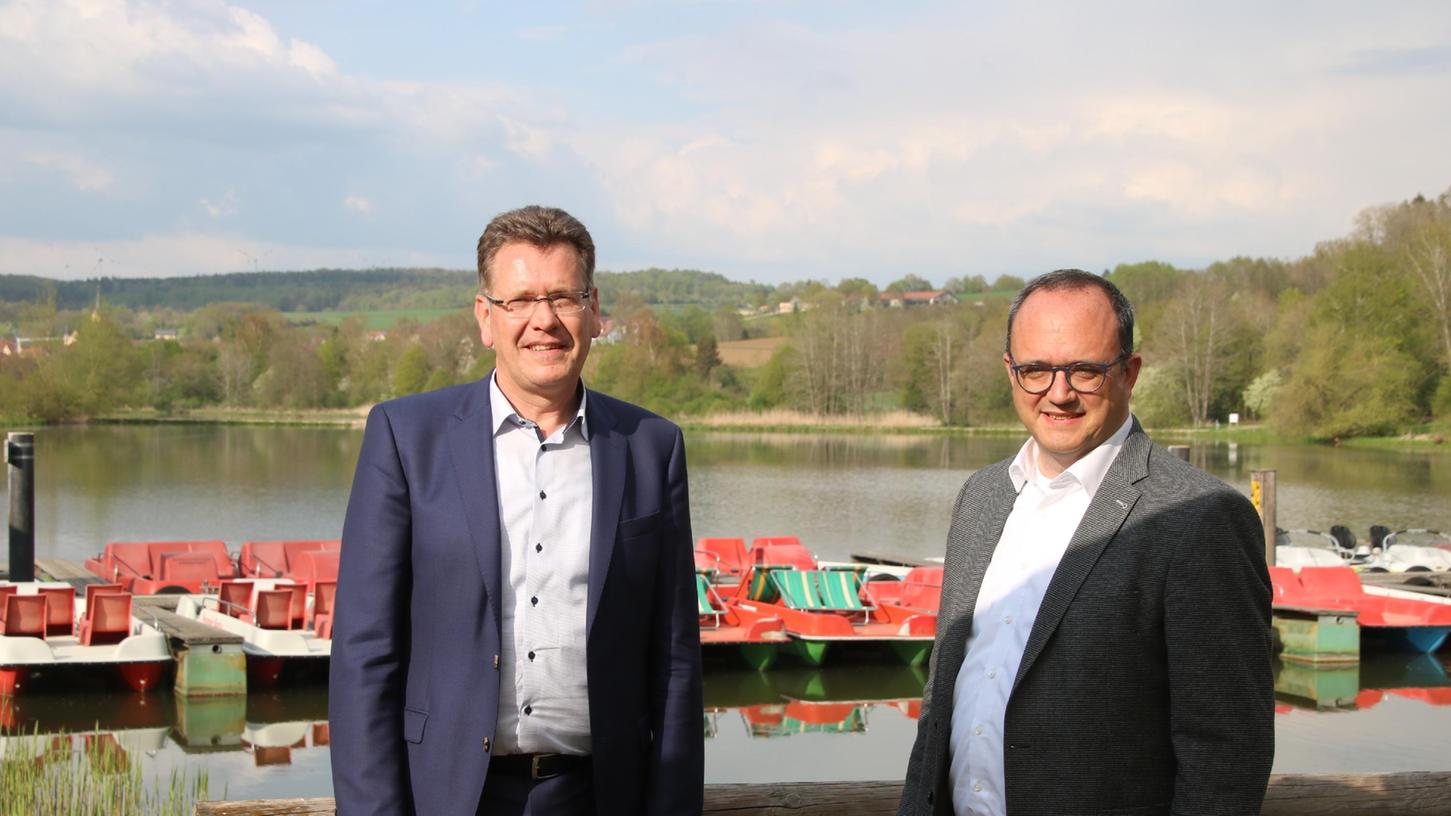 Der Geschäftsführer des Tourismusverbands Fränkisches Seenland Hans Dieter  Niederprüm (li.) und Landrat Manuel Westphal (CSU) stellten das überarbeitete  Leitbild der Tourismusregion vor.
